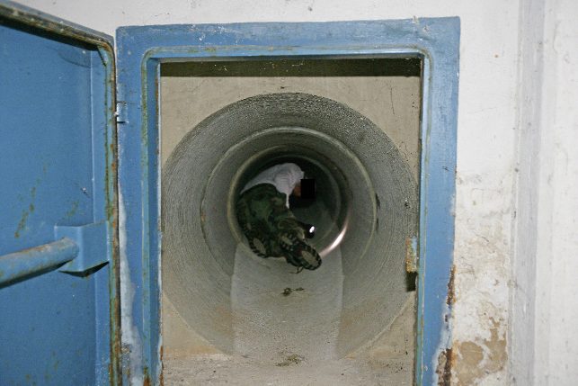Ausstieg aus einem Stasi-Bunker vor den Toren von Chemnitz, eine Stahlplatte auf Schienen dient als Tür Früher waren solche Ein- und Ausstiege durch darüber gebaute Lauben oder Schuppen getarnt